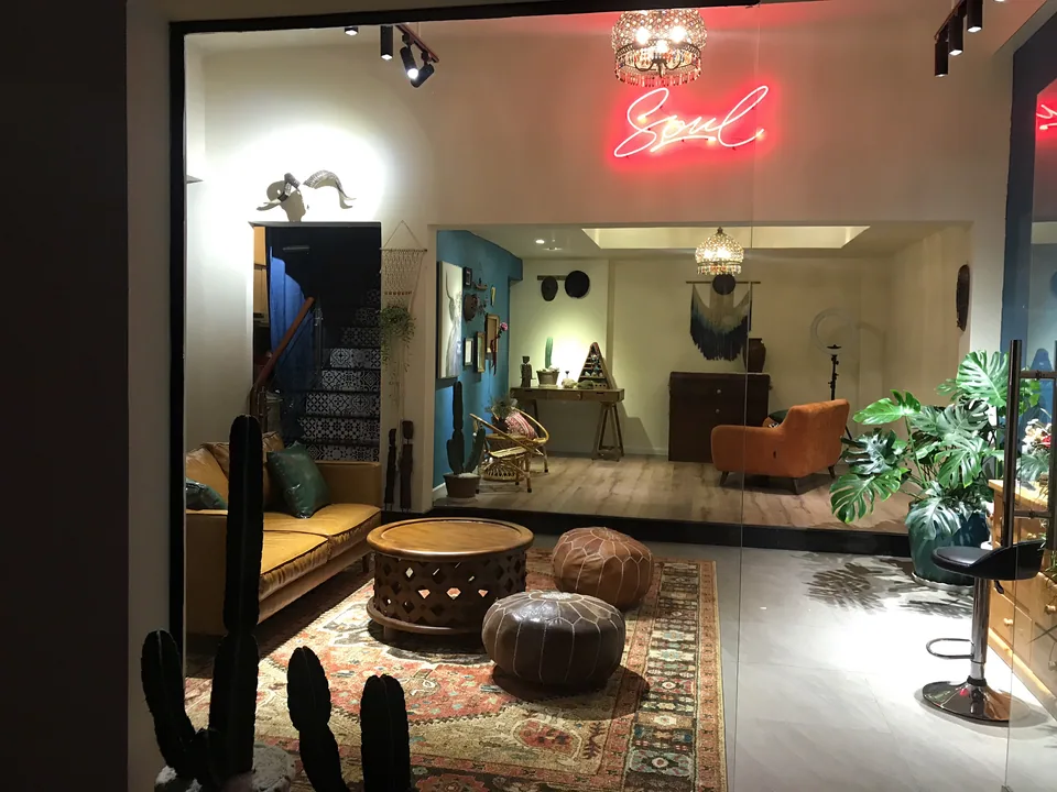 Toàn cảnh phòng chụp Soul Studio với tường tông trầm và ánh sáng dịu